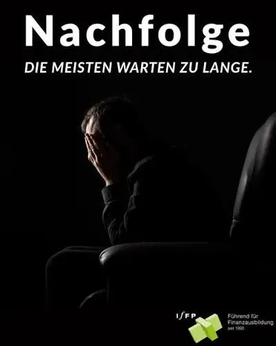 Julian Mahler blickt aus dem Fenster seines Büros — nach Jahren der Arbeit erkennt er, dass sein Unternehmen ohne ihn steht